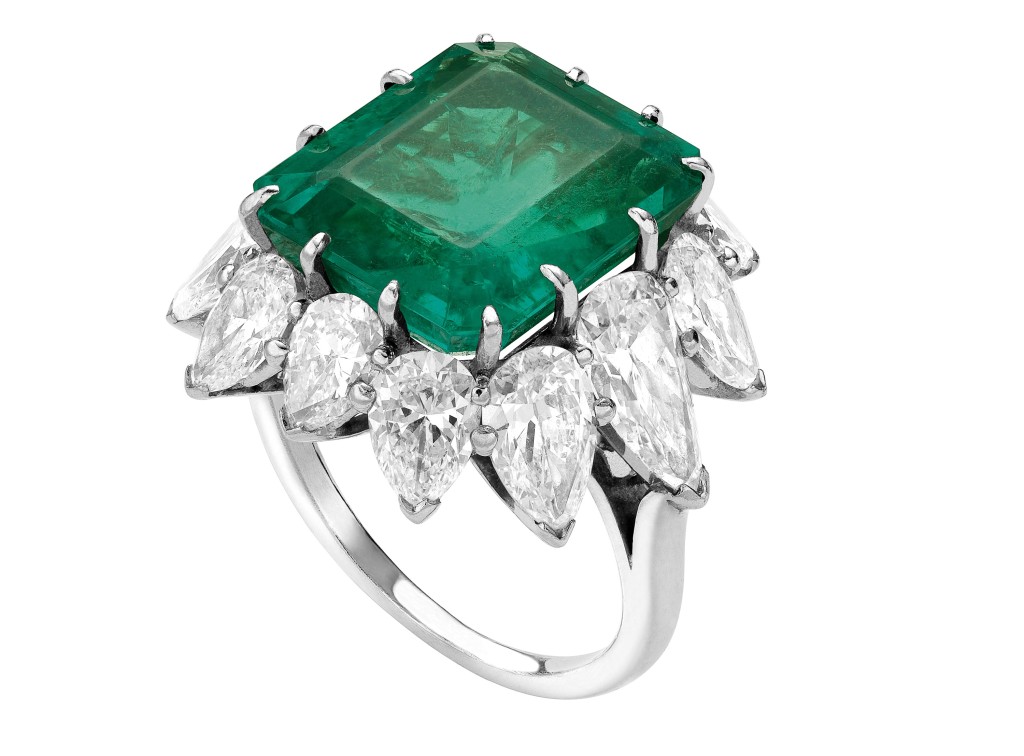 Ring in platinum with emerald and diamonds, 1961. Ring in platinum with a step-cut octagonal emerald of ca. 7.40 carats; the 12 pear-shaped diamonds have a total weight of ca. 5.30 carats. Created by Bulgari in 1962, it was the first jewel that Elizabeth Taylor received from Richard Burton in Rome during the filming of Cleopatra, when their “scandalous” love story started.